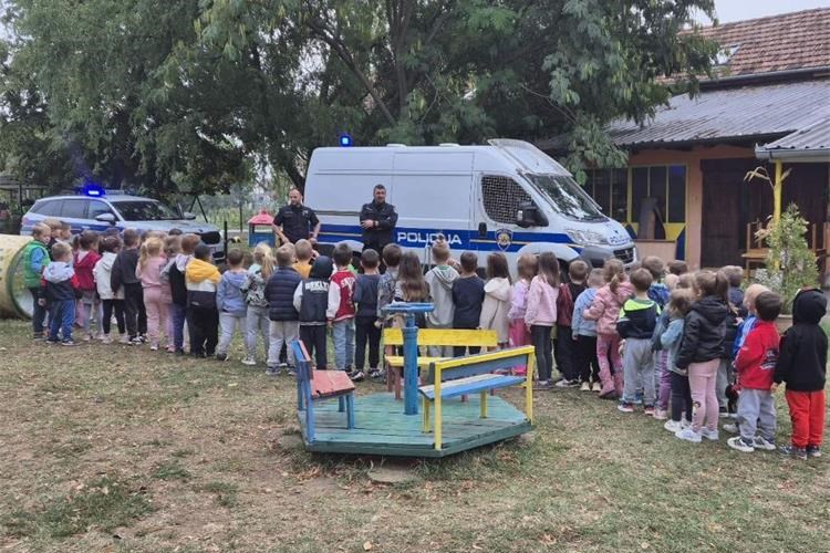 Slika /PU_VS/Dan policije 2024 godine/2025/preventivne aktivnosti s dječjim vrtićima/IMG-20250929-WA0014.jpg